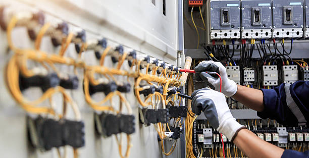 Professional Electrician technician working in Independence, IA
